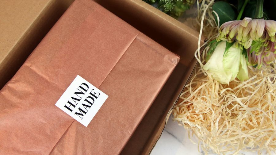 Packaging pour vendre ses créations : créez une expérience d'ouverture mémorable. 