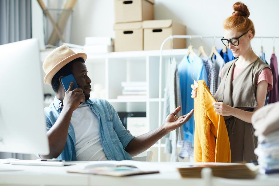Créer sa marque de vêtement sans être styliste : guide 2026